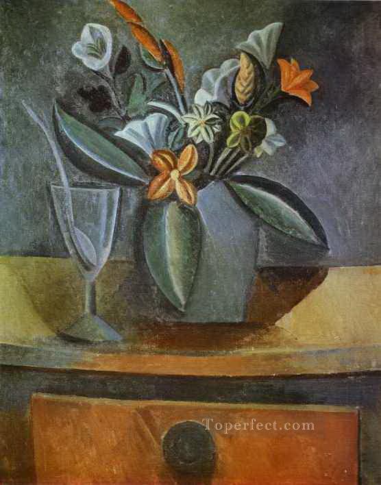 グレーの水差しとスプーン付きのワイングラスの花 1908 年キュビズム パブロ・ピカソ油絵